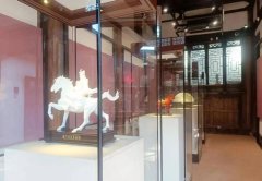 天然石色与骏马意象浑然相融