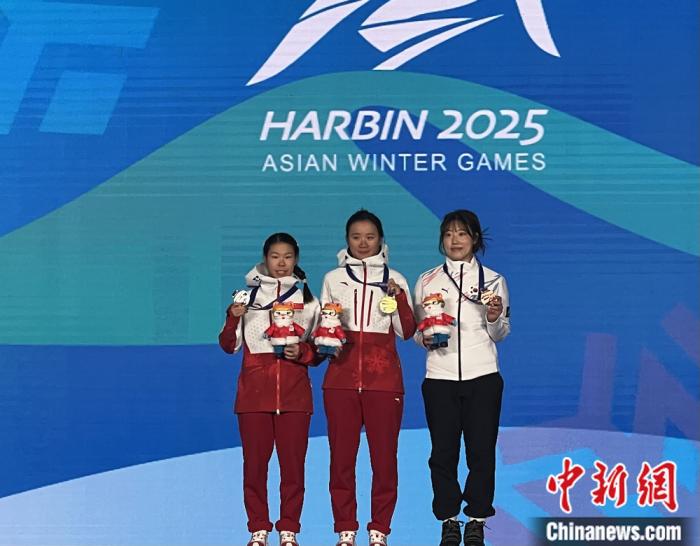哈尔滨亚冬会中国代表团首金诞生 李方慧摘金张