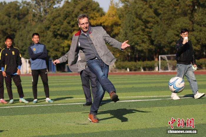 苏超南京队西班牙籍主教练何塞：足球是连接城