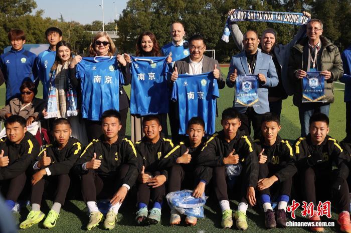 苏超南京队西班牙籍主教练何塞：足球是连接城