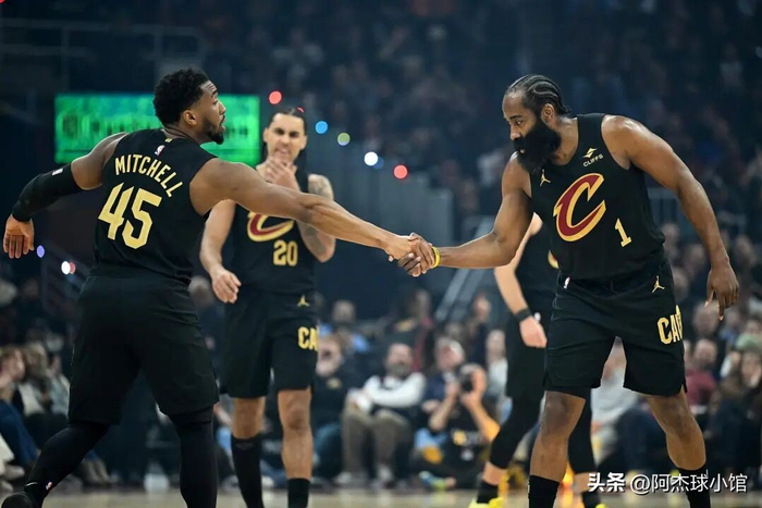 哈登东契奇打法差异解析：季后赛攻防策略与骑