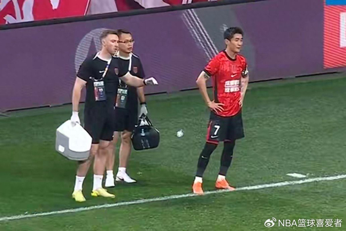 成都蓉城4-0横扫浙江队领跑积分榜