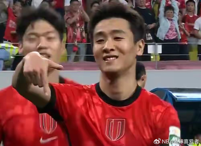 成都蓉城4-0横扫浙江队领跑积分榜